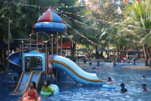 Rodzinny weekend w aquaparku – jak zaplanować posiłki i atrakcje?