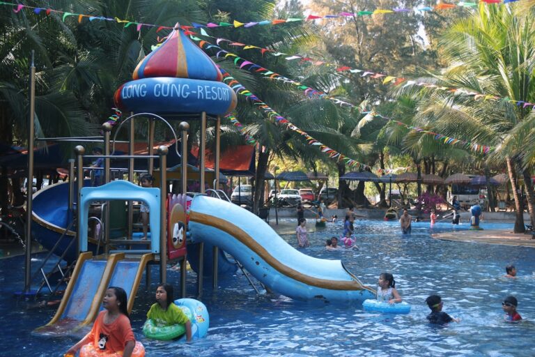 Rodzinny weekend w aquaparku – jak zaplanować posiłki i atrakcje?