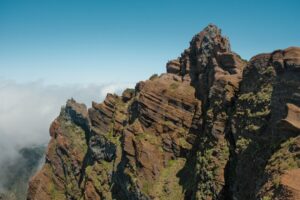 Gdzie spędzić ferie zimowe z rodziną? Porównanie ofert w górach i nad morzem