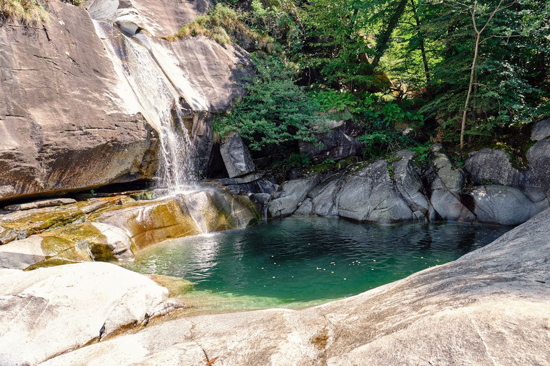 Noclegi z pakietem biletów do aquaparku – jak zaoszczędzić na rodzinnym wyjeździe?