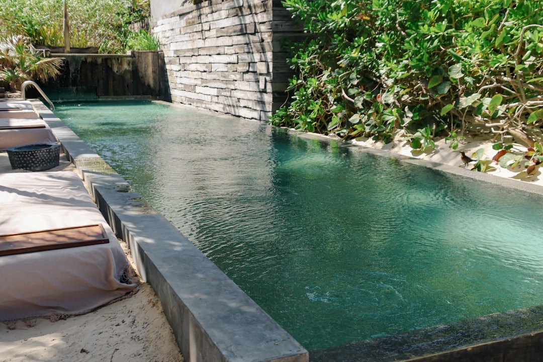 Wyjazd z rodziną do aquaparku - wybrać rodzinny apartament czy luksusowy pokój?