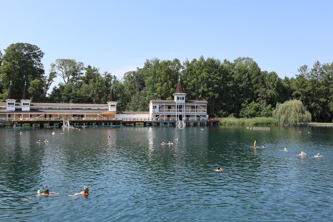 Termy z basenem dla niepełnosprawnych – jakie udogodnienia oferują?